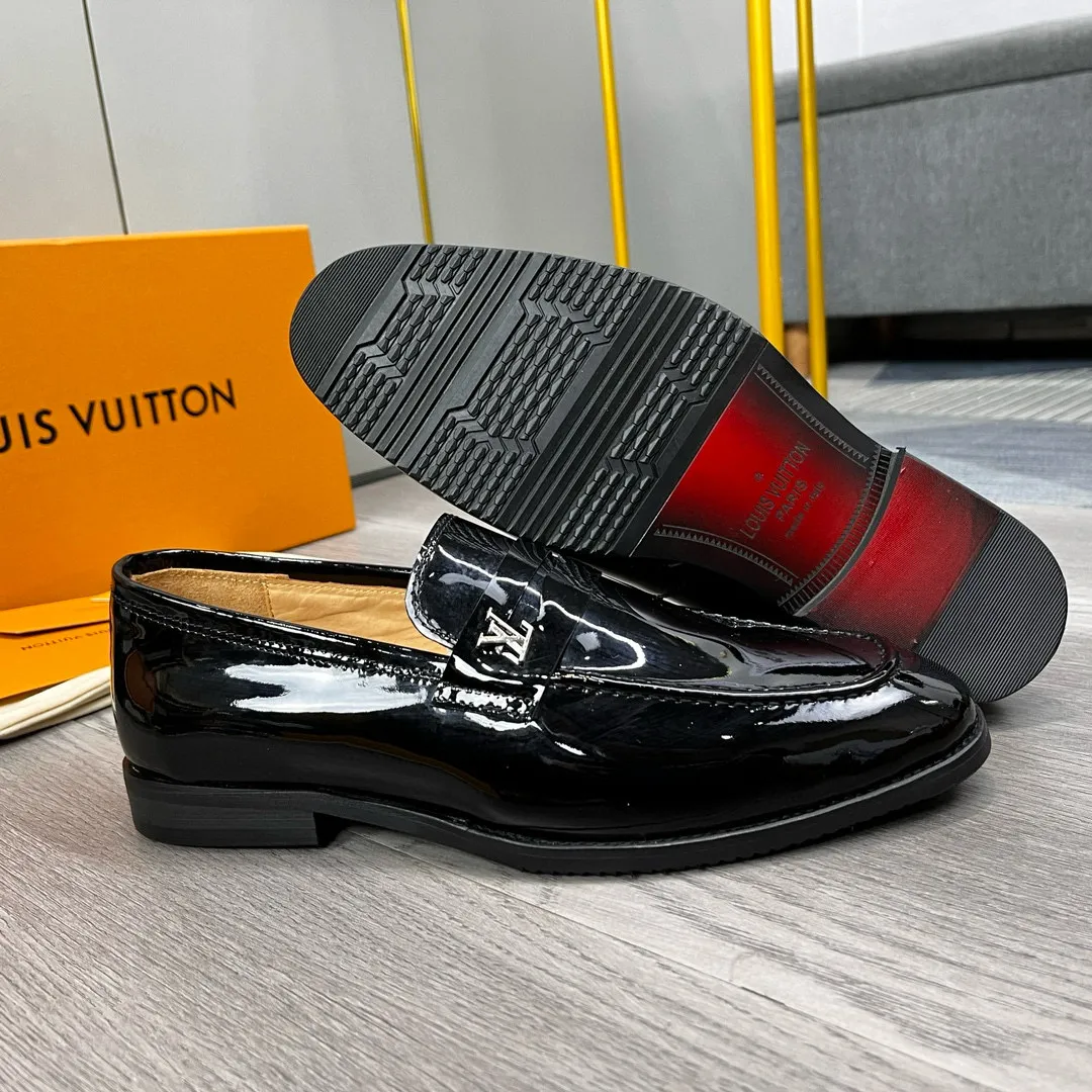 Factory price: 520💰-(LV) men’s formal leather shoes! Genuine molded horsebit, a classic must-have for your shoe cabinet! The feet are particularly delicate! This Gucci original version is a set last, and we are consistent with the counter! Therefore, it is more comfortable in terms of last shape and comfort! Take it to the counter and compare at will! Good shoes are more than just what they make! But grasp the essence from the inside out! Material: Imported first-layer cowhide! Genuine leather outsole imported from Italy, size: 39-44 (38/45 customized, non-refundable)